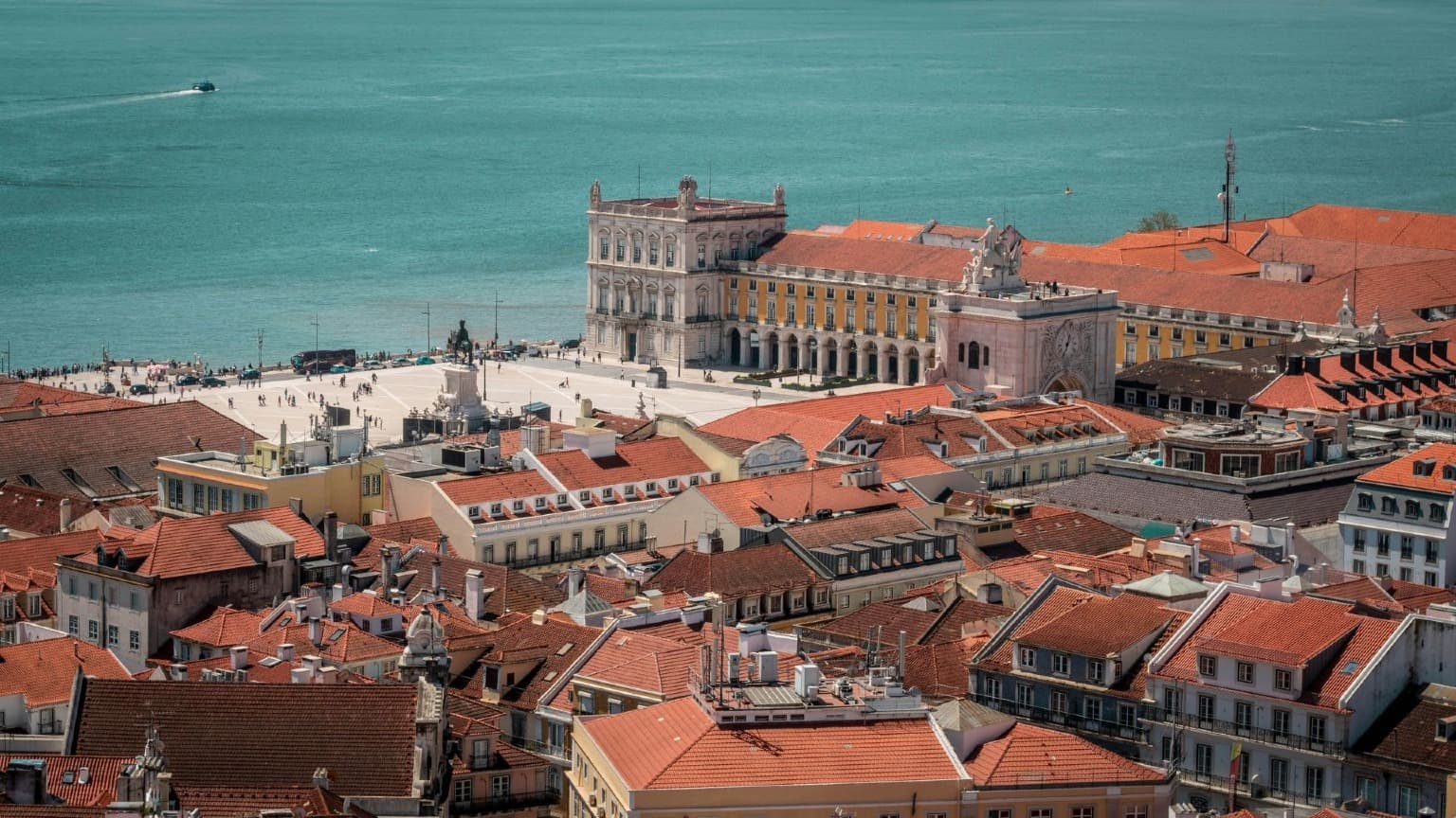 Vista elevada da Praça do Comércio e da zona ribeirinha histórica de Lisboa junto ao rio Tejo