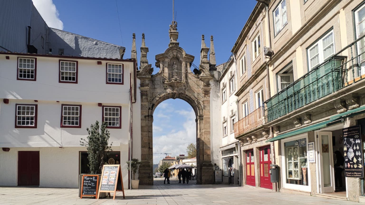 Arco da Porta Nova en el centro histórico de Braga, con calles tradicionales y tiendas locales