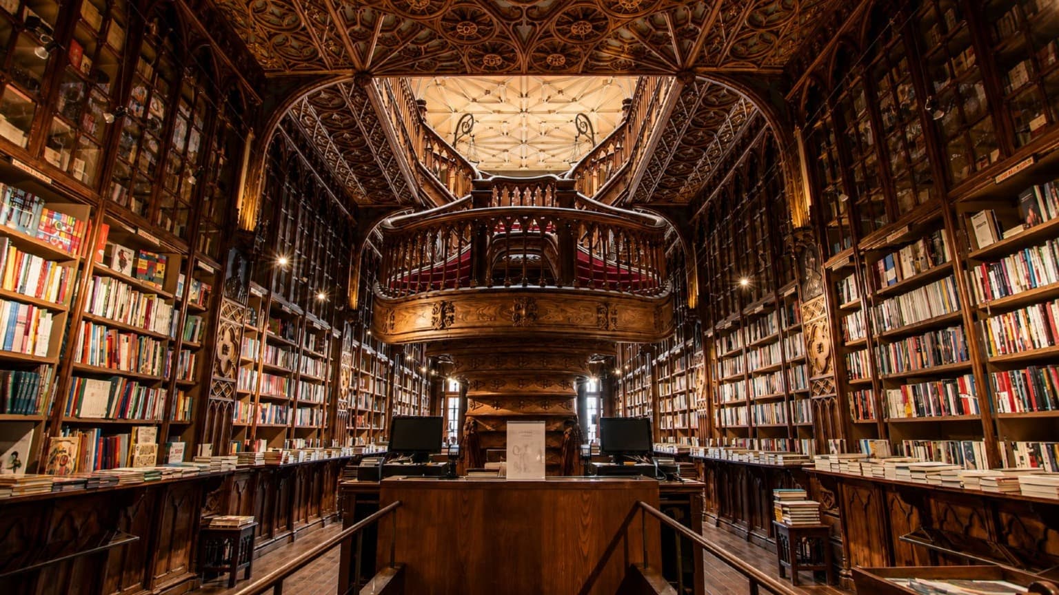 Libros portugueses e internacionales expuestos en el interior de la librería Livraria Lello, en Oporto.