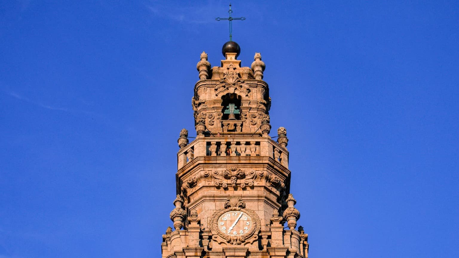 Campanario barroco de la Torre de los Clérigos, diseñado por Nicolau Nasoni