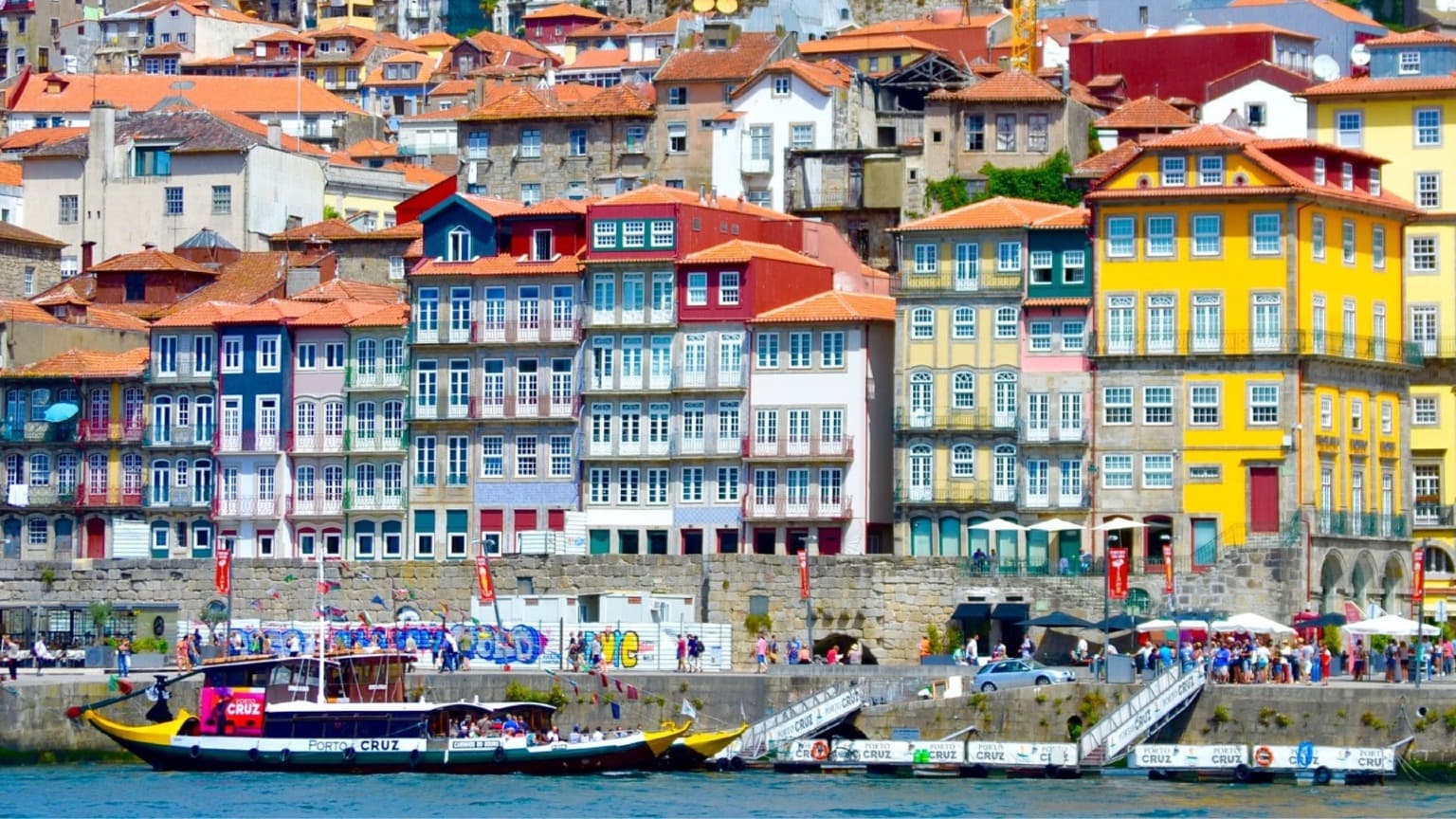 Imagen del colorido barrio de Ribeira
