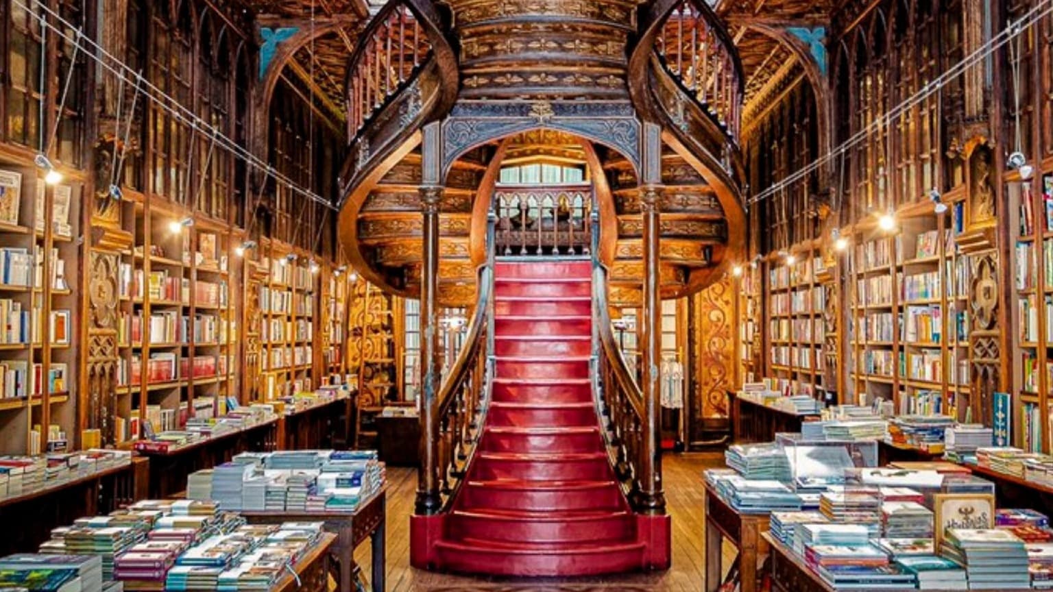 Imagem do interior da icónica Livraria Lello