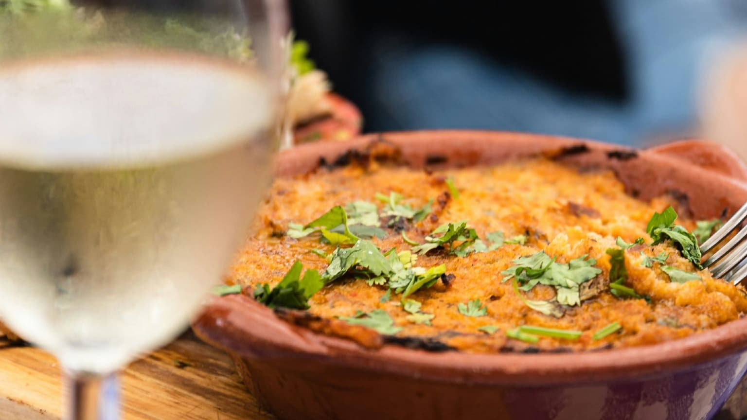 Una comida tradicional portuguesa cálida y acogedora, preparada con esmero, que representa la esencia de los sabores caseros.