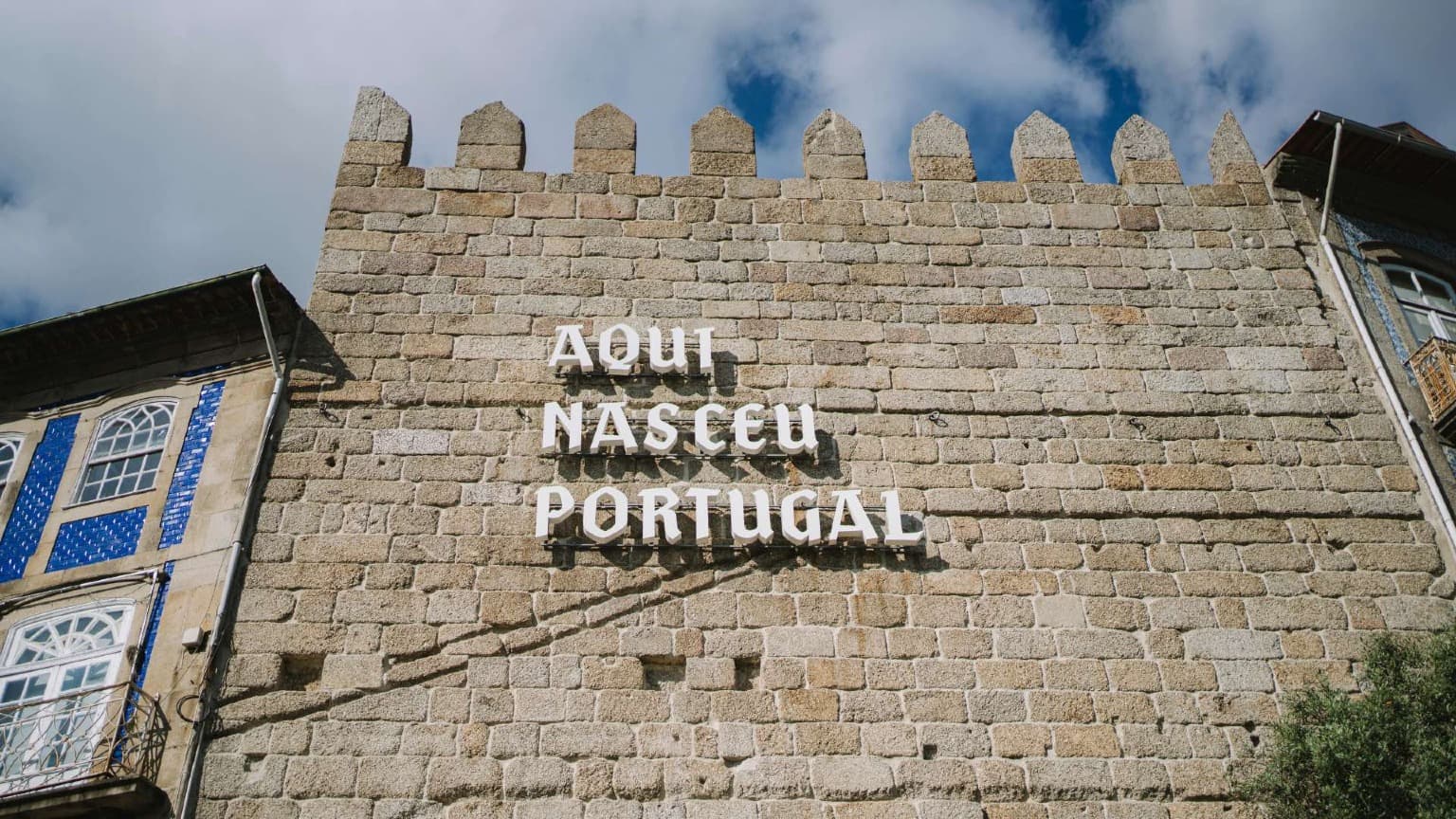 Muralha defensiva medieval e área da torre em Guimarães ligadas às origens de Portugal