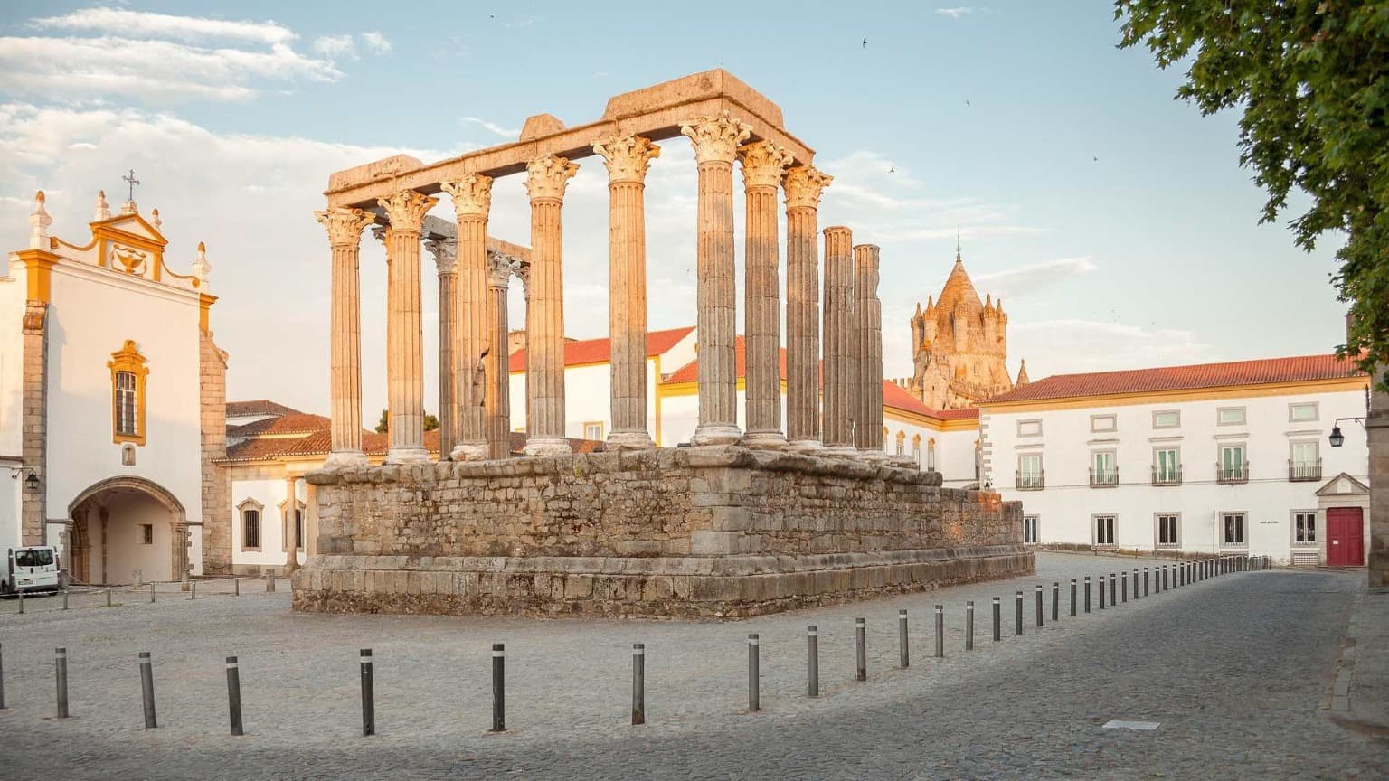 Templo romano de Diana en Évora, con arquitectura medieval y renacentista al fondo.