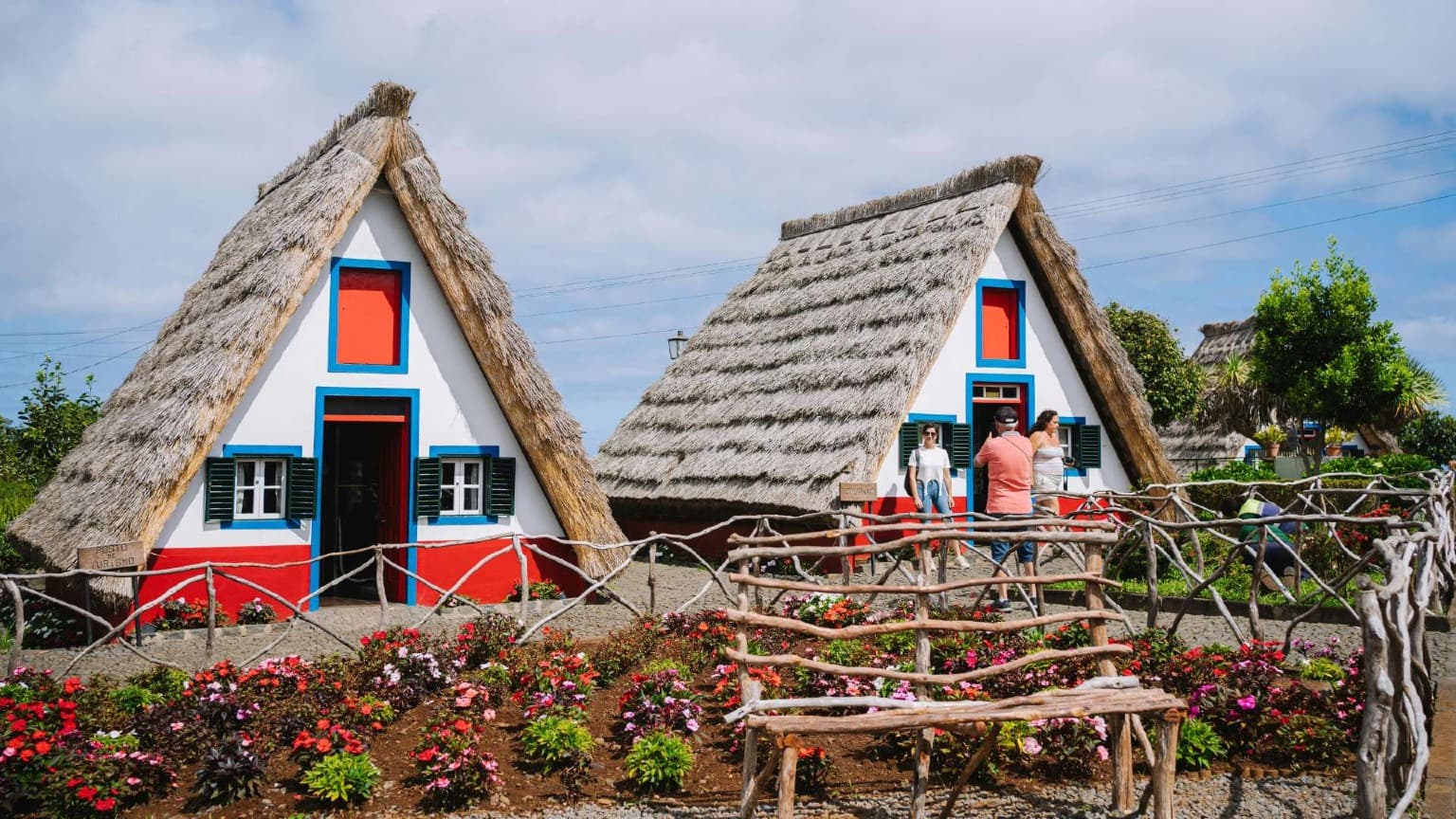 Maisons traditionnelles triangulaires au toit de chaume dans le village de Santana, à Madère