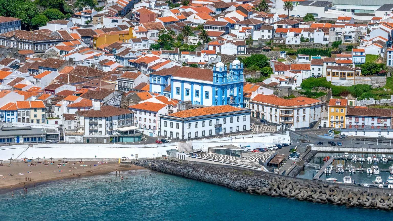Centro histórico de Angra do Heroísmo com edifícios coloridos com vista para a baía na Terceira, Açores