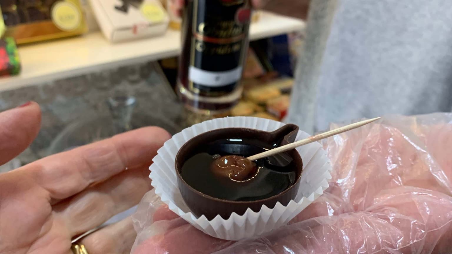 Licor tradicional de cereza Ginjinha de Óbidos servido en una copa de chocolate comestible.