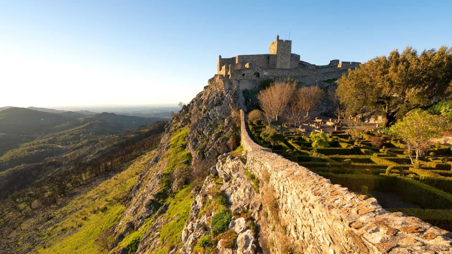 Castillo de Marvão, situado en lo alto de una colina, con vistas a la sierra de São Mamede, en el Alentejo.