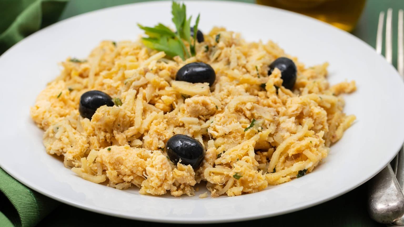 Tradicional Bacalhau à Brás preparado com bacalhau, batata, ovos, salsa e azeitonas