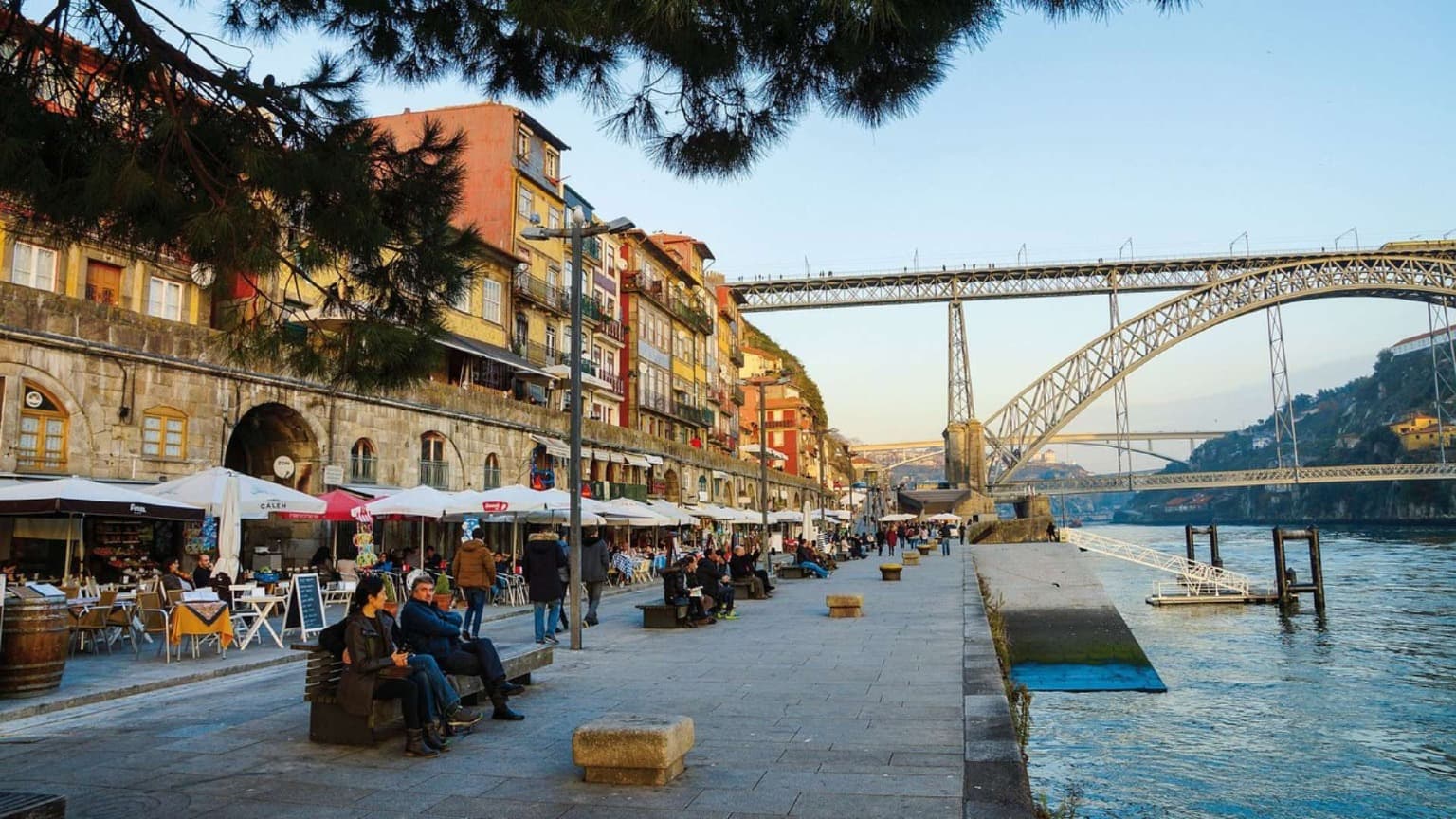Barcos tradicionales y el paseo ribereño de la Ribeira a orillas del río Duero, en Oporto