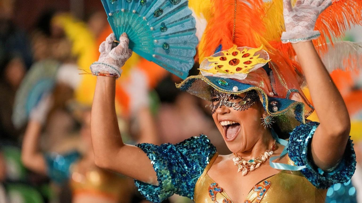 Défilé du carnaval à Torres Vedras avec des costumes colorés, l'une des célébrations du carnaval les plus emblématiques du Portugal