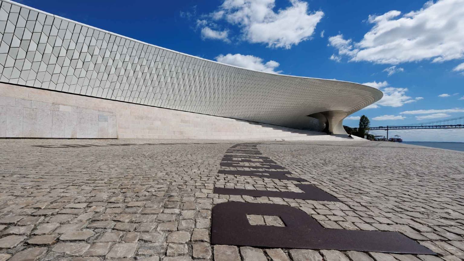 Architecture contemporaine aux lignes courbes du musée MAAT, au bord du Tage à Lisbonne