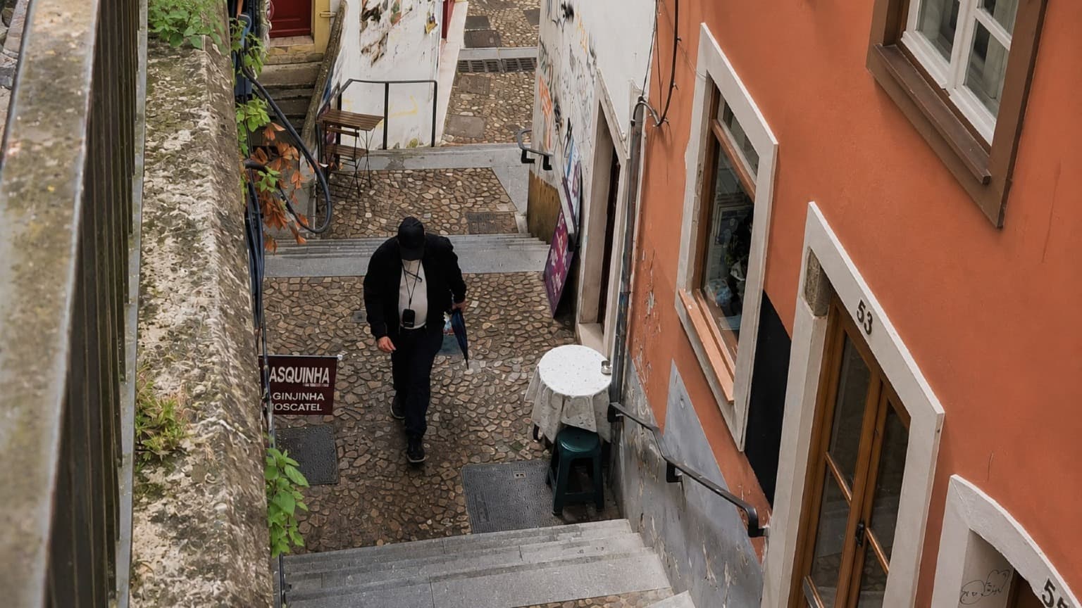 Rua Quebra-Costas no centro histórico medieval de Coimbra