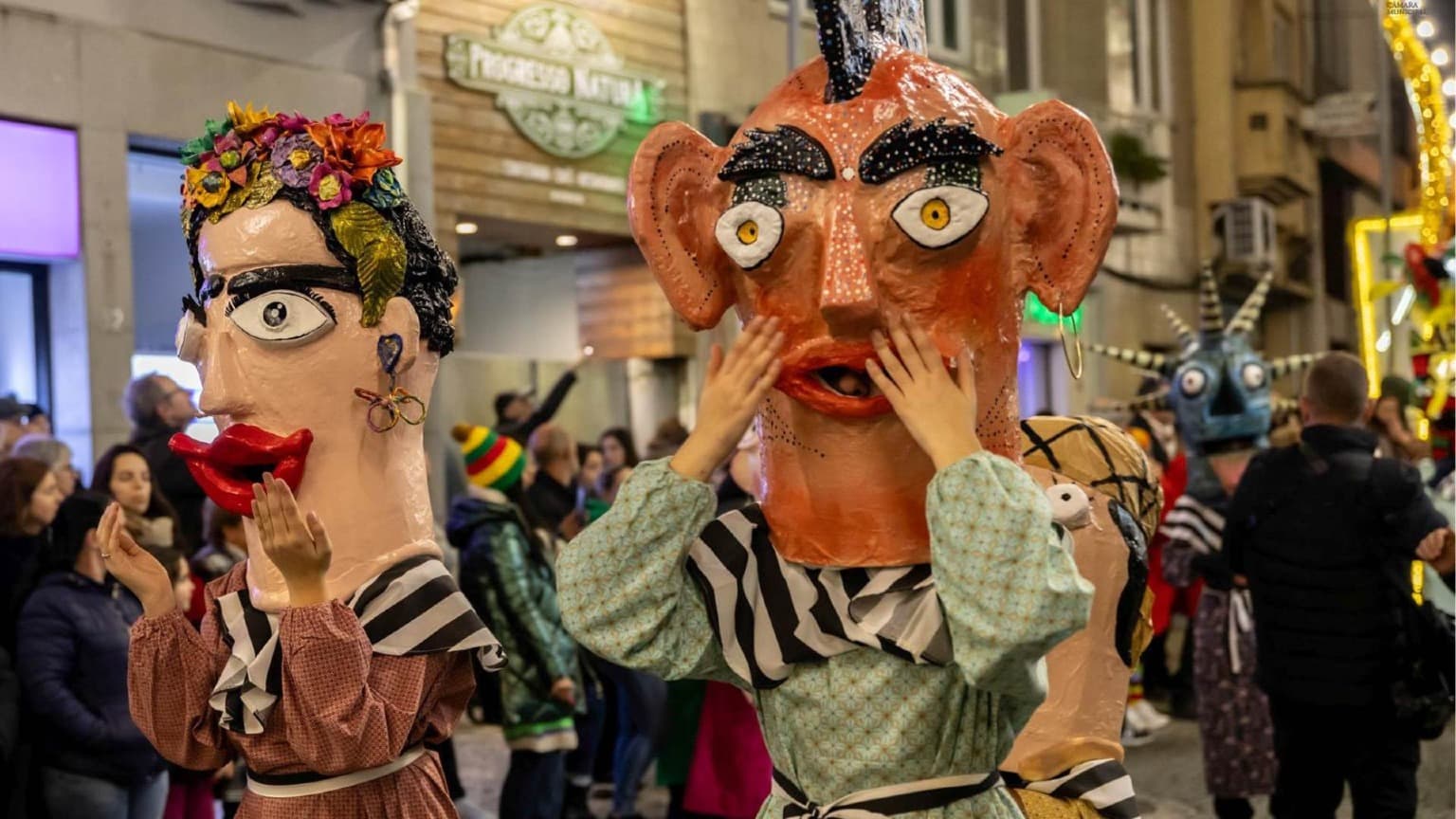 Masques géants cabeçudos pendant le carnaval d'Ovar, dans le nord du Portugal