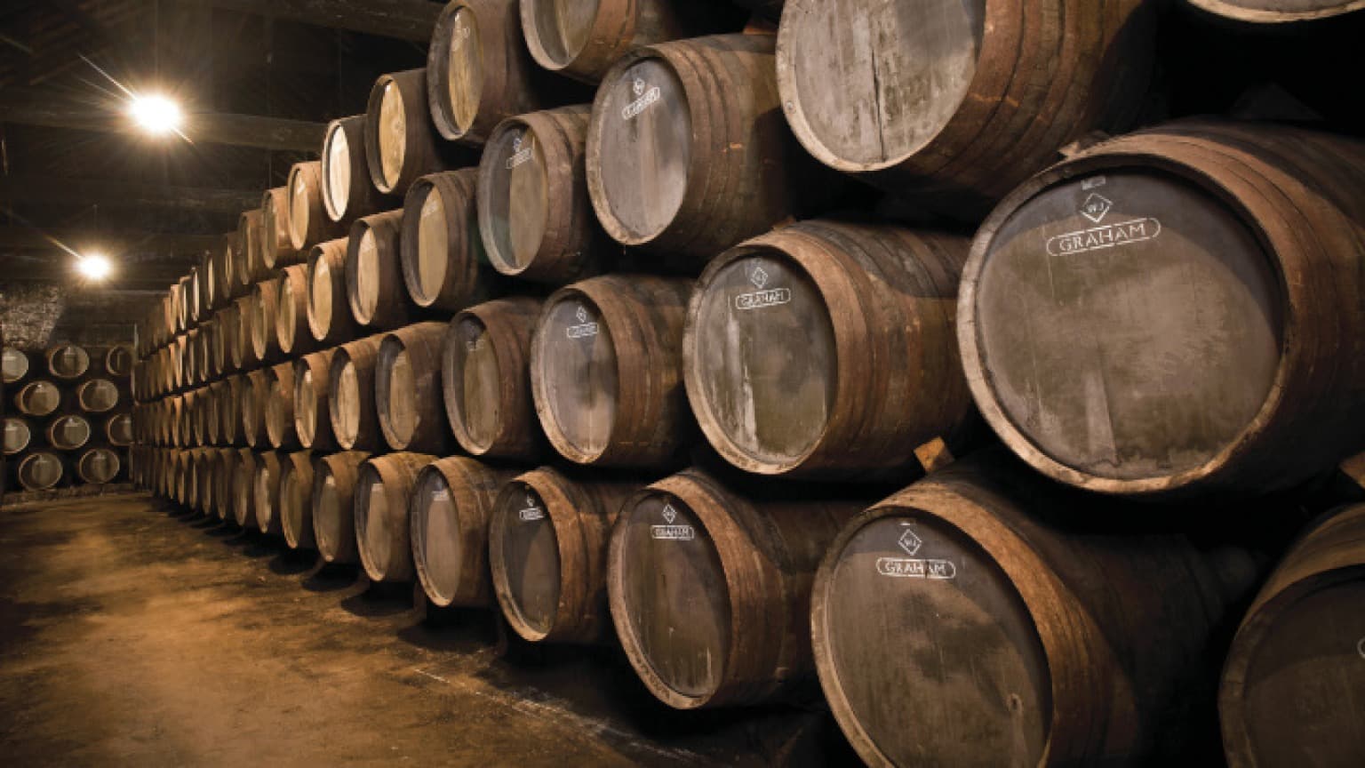 Imagem de Barris armazenados na Cave de vinho do Porto da Graham's, (Facebook).