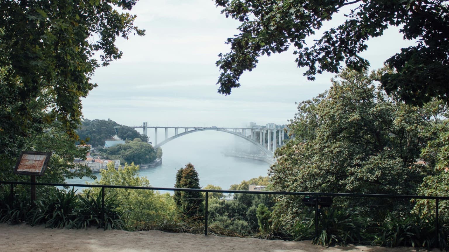 Vista del Puente de Arrábida desde el Palacio de Cristal