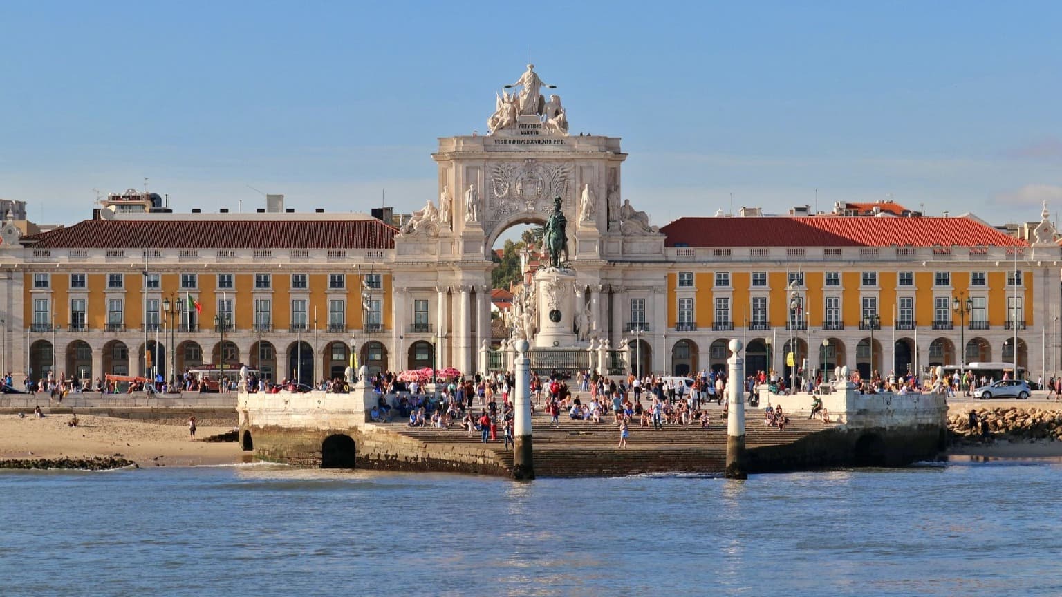 A Praça do Comércio e o Cais das Colunas vistos a partir do rio Tejo, em Lisboa