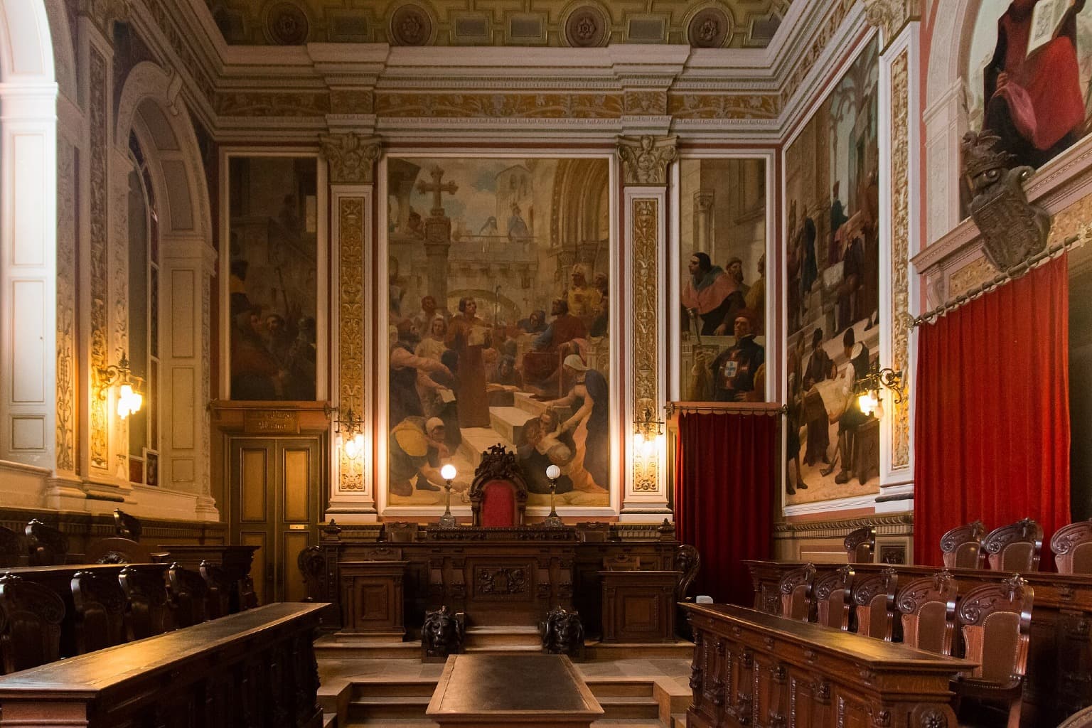 La Sala do Tribunal está adornada con magníficas pinturas de Veloso Salgado.