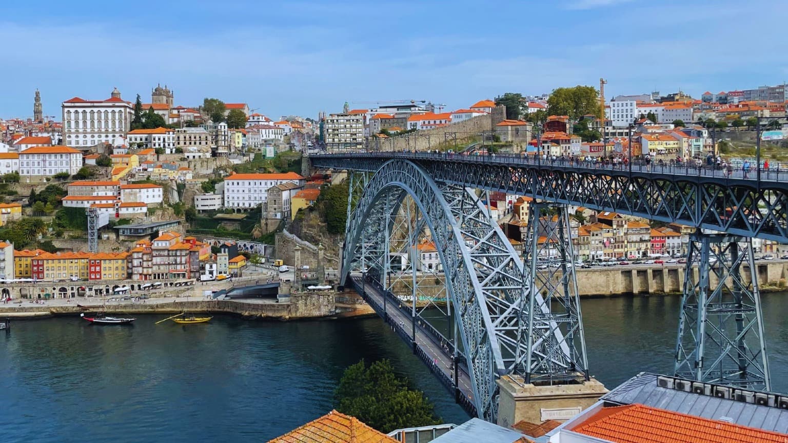 Image du pont D. Luis I et vue sur le fleuve Douro et la ville de Porto