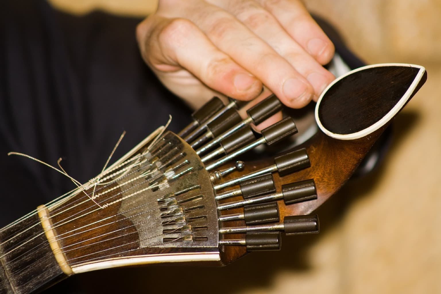 Um grande plano de uma guitarra portuguesa de grande beleza.