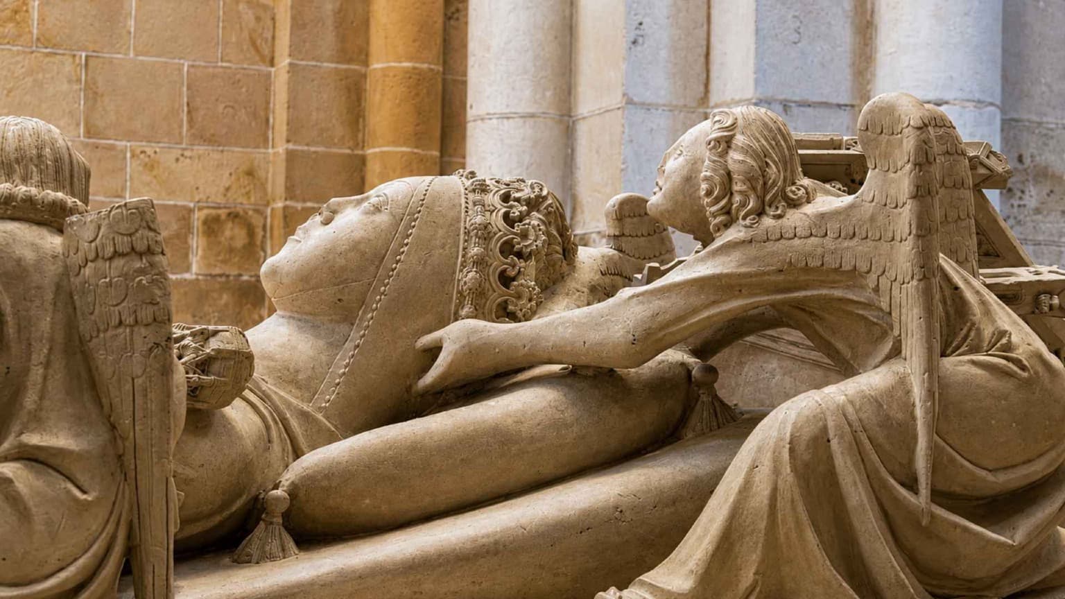 Túmulo de Inês de Castro no Mosteiro de Alcobaça em Portugal