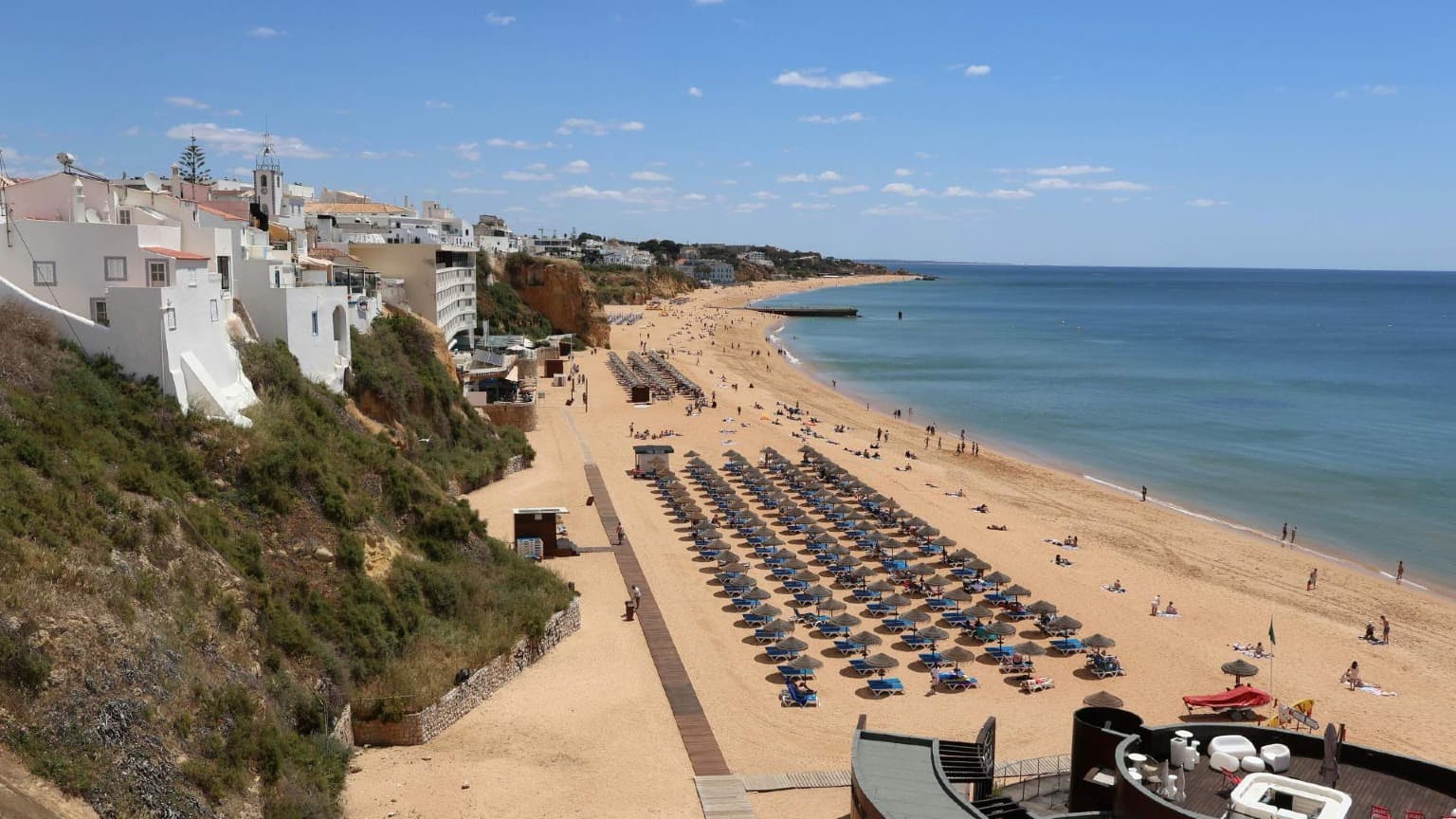 Praia dos Pescadores em Albufeira, uma praia animada repleta de cafés e perfeita para famílias.