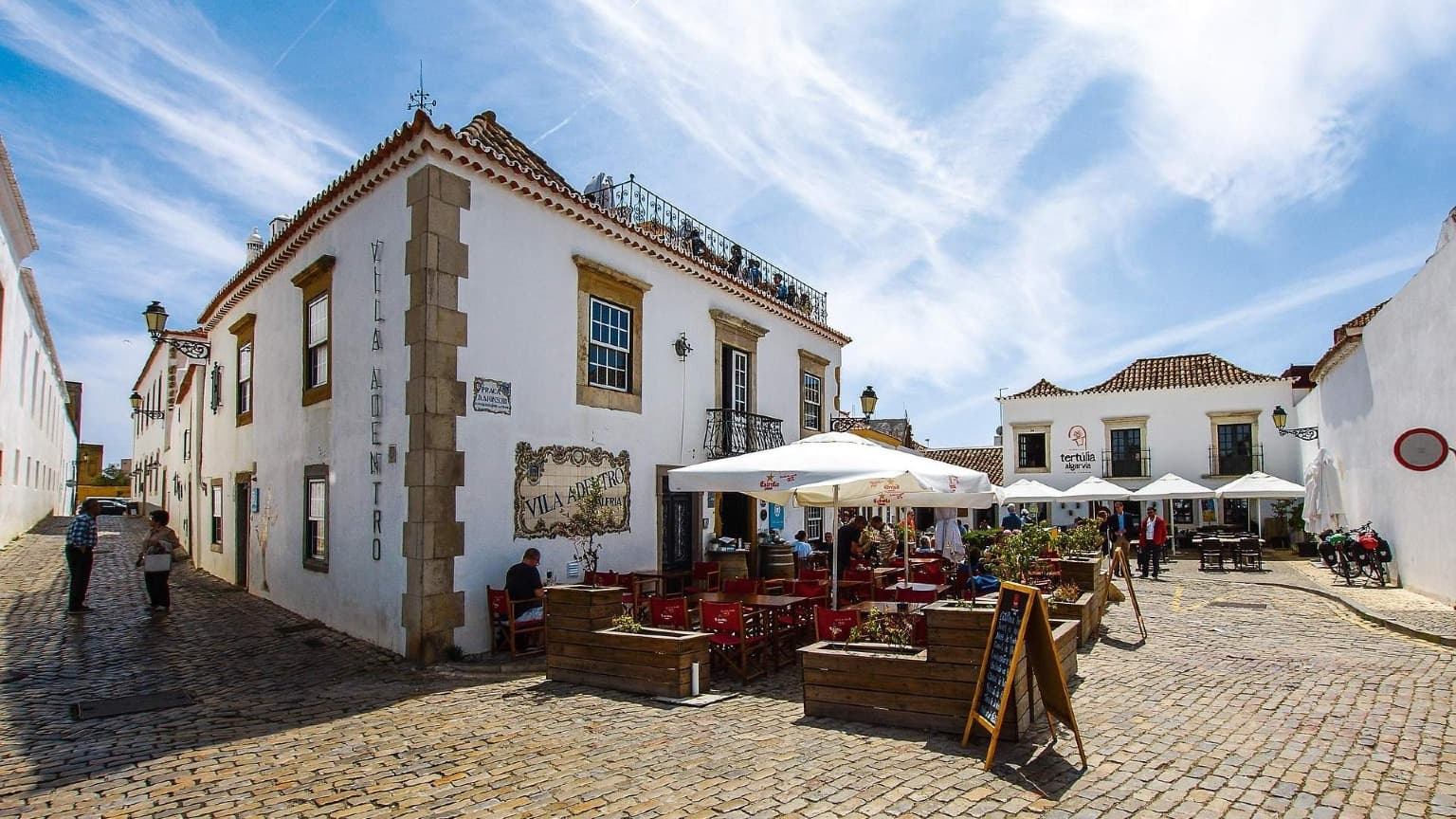El casco antiguo de Faro, con calles empedradas, casas encaladas y animadas cafeterías.
