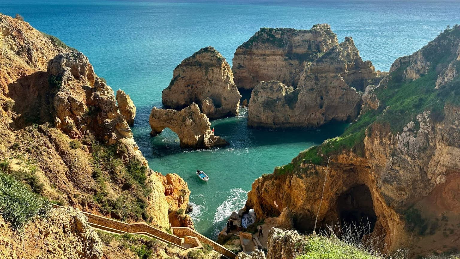 As impressionantes formações rochosas da Ponta da Piedade em Lagos, melhor exploradas de barco ou caiaque.