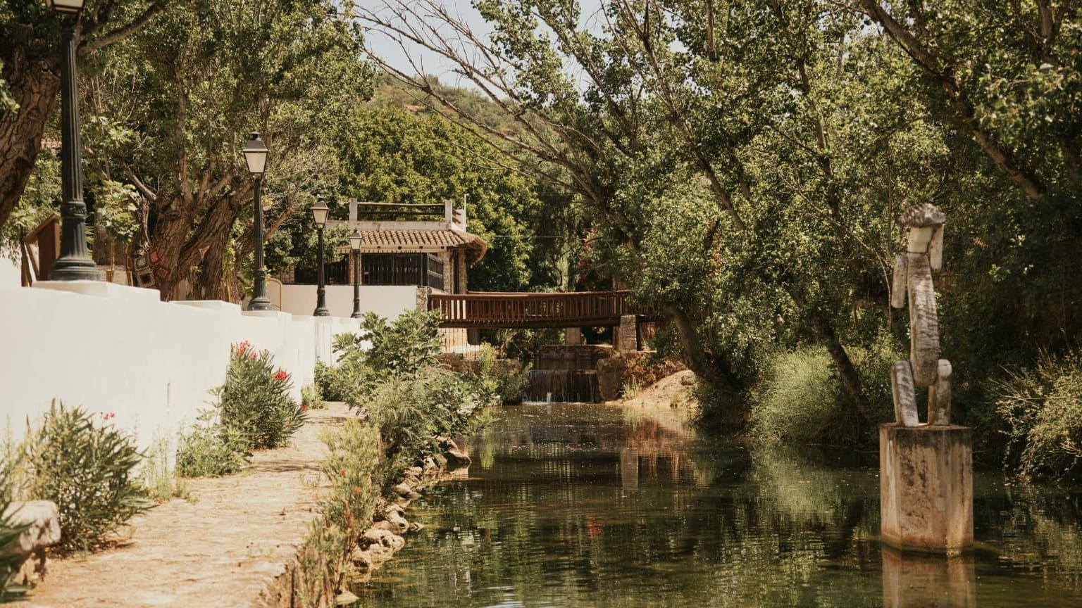 Alte, un village traditionnel de l'Algarve avec ses maisons blanchies à la chaux, ses sources naturelles et son charme authentique.