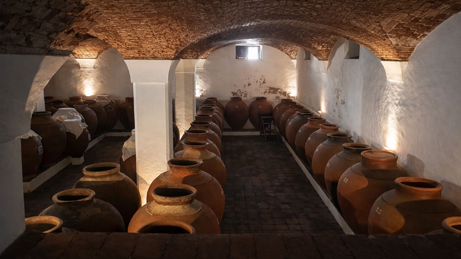 Ánforas de barro utilizadas para el vinho de talha en una bodega tradicional del Baixo Alentejo.