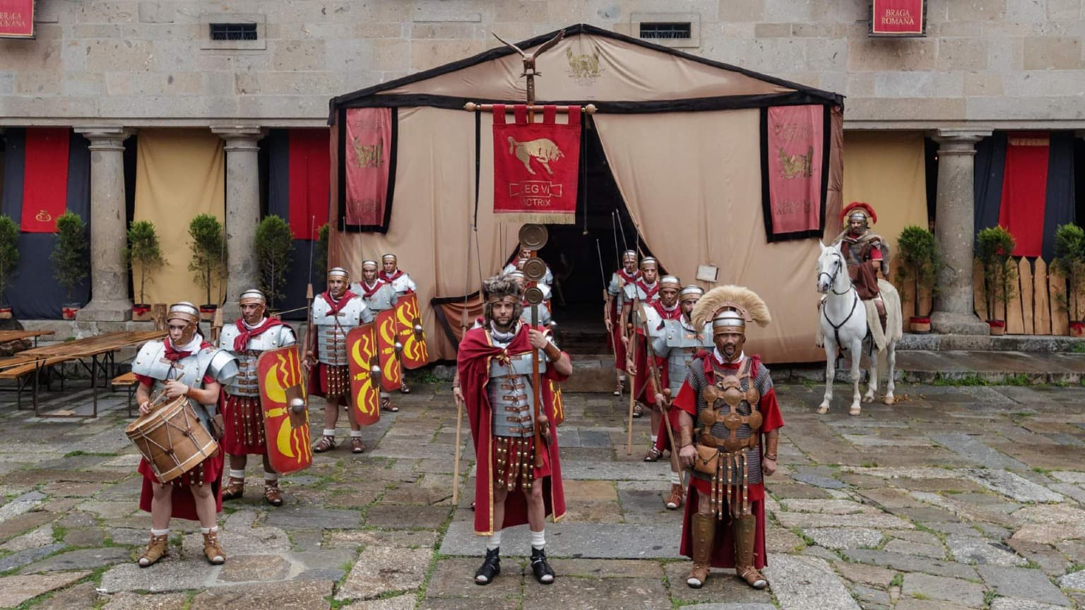 Braga transformada em Bracara Augusta durante a Braga Romana, com arquitetura romana e figurantes trajados à época.