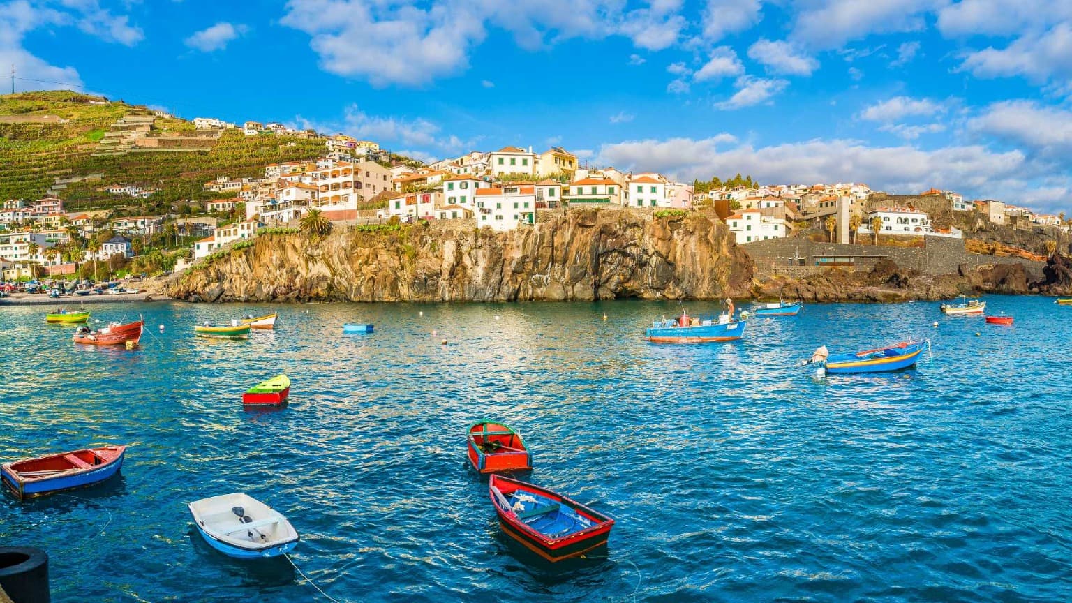 Bateaux de pêche flottant dans la baie colorée de Câmara de Lobos, Madère
