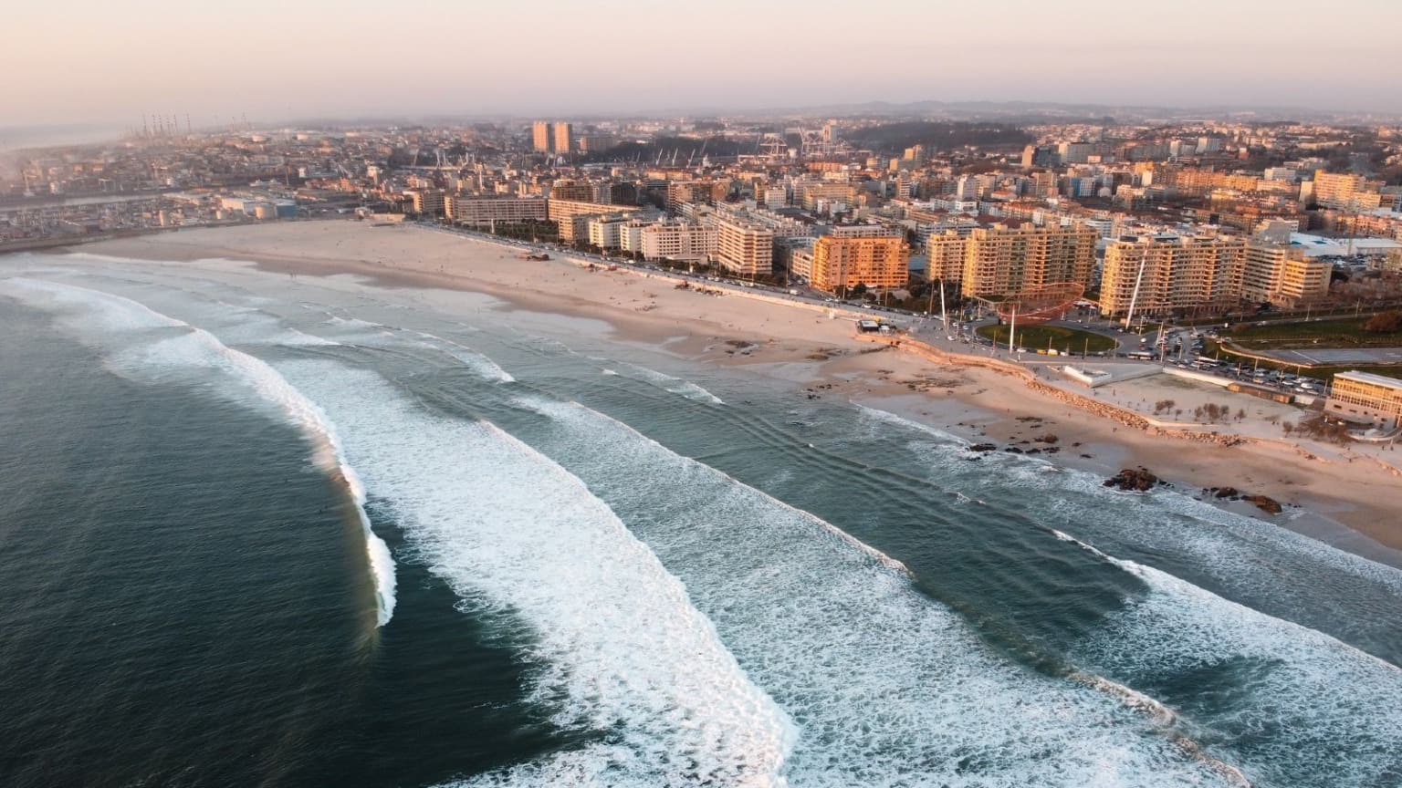 Imagem da Praia de Matosinhos localizada perto do Porto