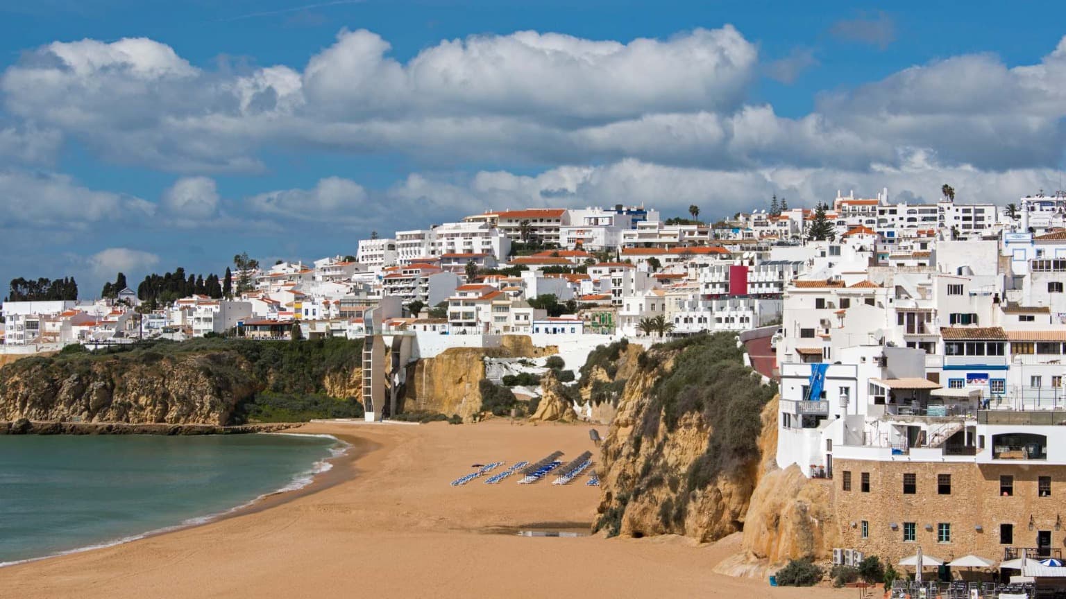 Vista de la Praia dos Pescadores de Albufeira y sus casas encaladas, uno de los principales destinos para los conciertos de Nochevieja en la playa en el Algarve.