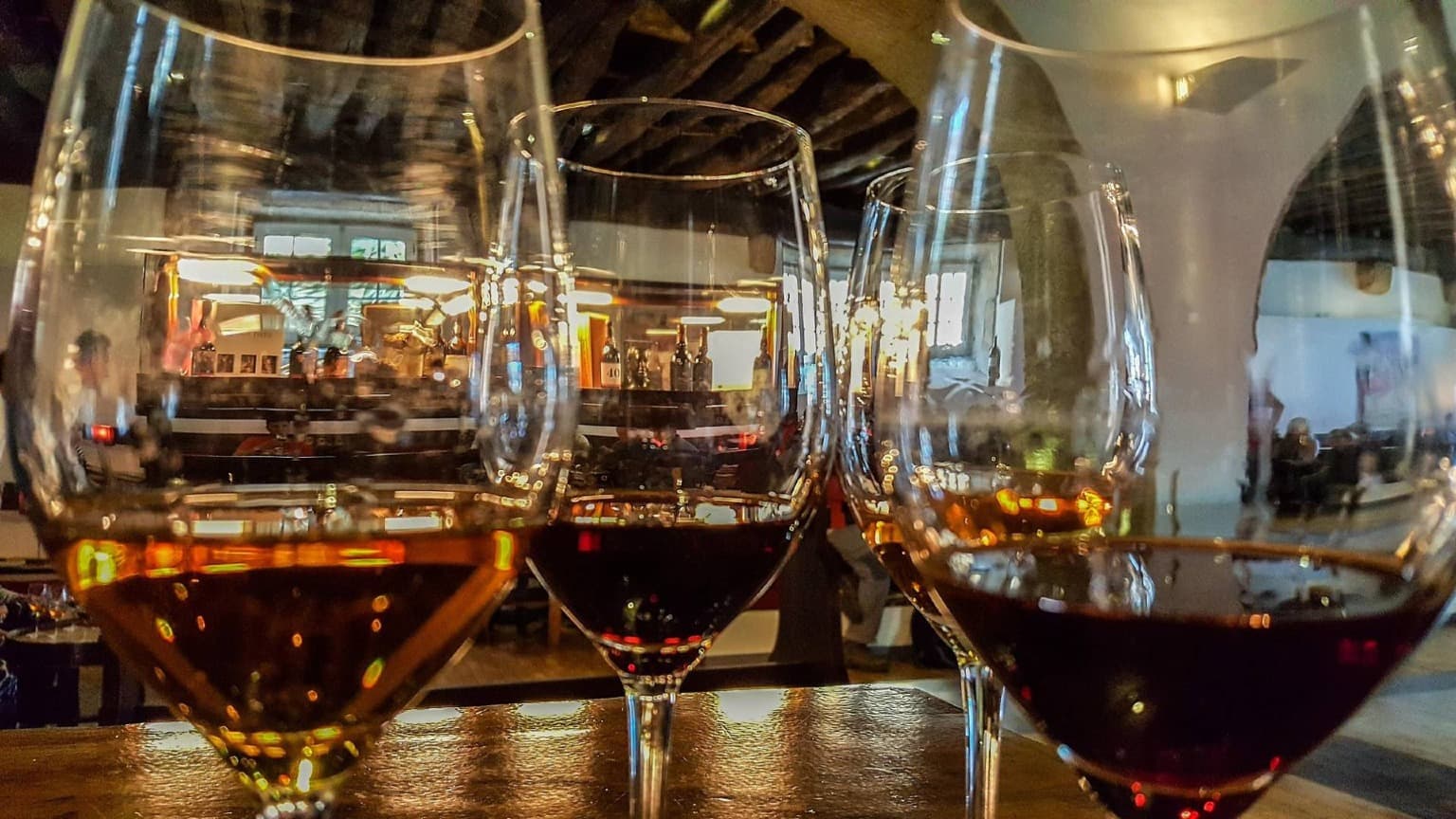 Cata de vino de Oporto en una bodega de Vila Nova de Gaia, en Oporto, con variedades blancas, rubí y tawny servidas en copas