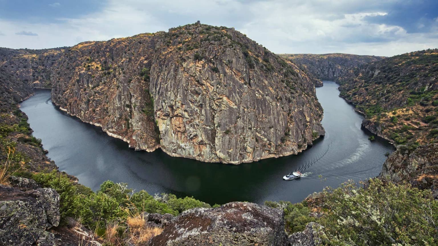 Point de vue spectaculaire sur le canyon fluvial dans le Douro International, près de Miranda do Douro, à proximité de la frontière espagnole.