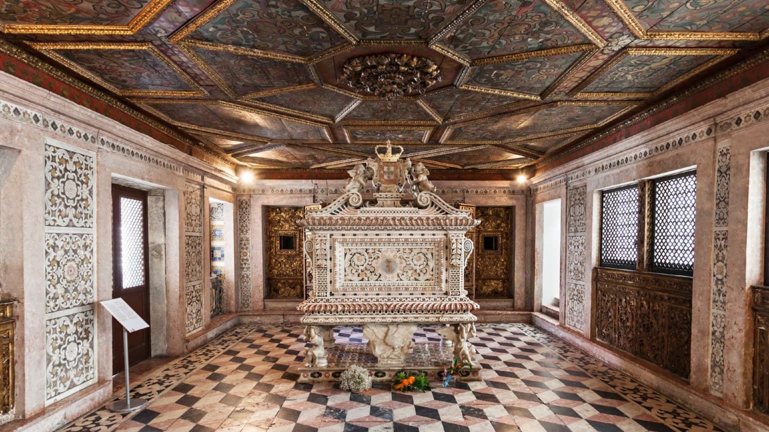 Tumba de mármol policromado de la princesa Santa Joana en el interior del Museu de Aveiro