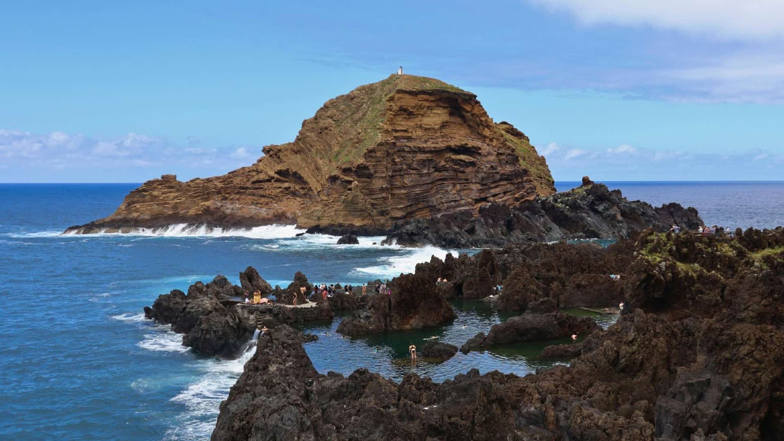 Piscines naturelles de lave et vagues de l'Atlantique à Porto Moniz, sur la côte nord de Madère