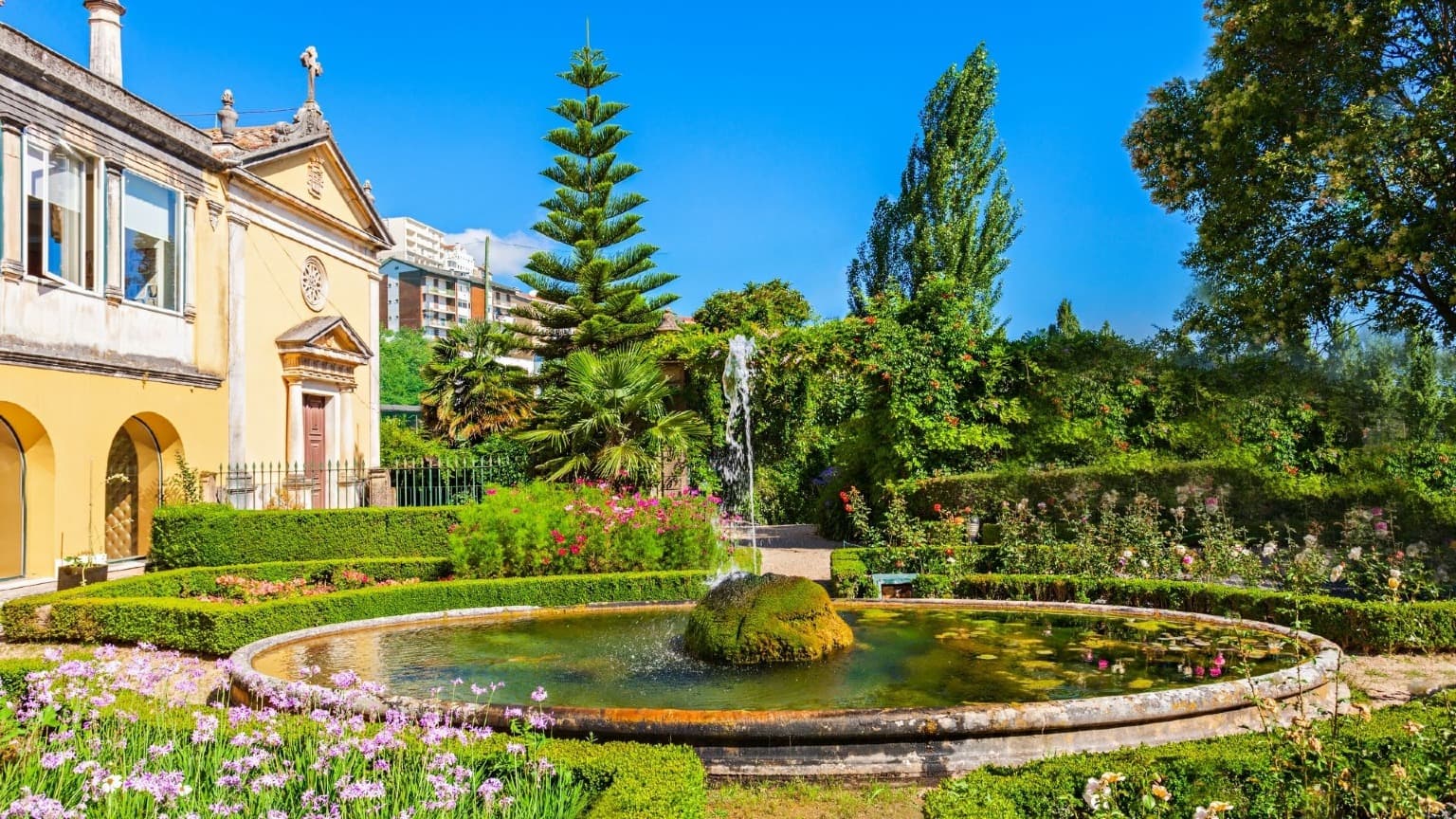 Jardins et bâtiment historique de la Quinta das Lágrimas à Coimbra