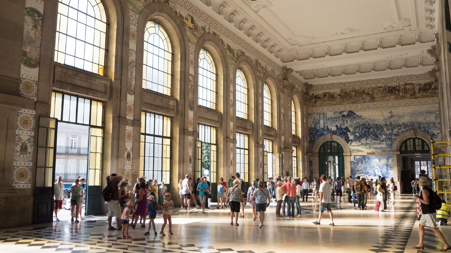 Image of the entrance and interior of São Bento Train Station