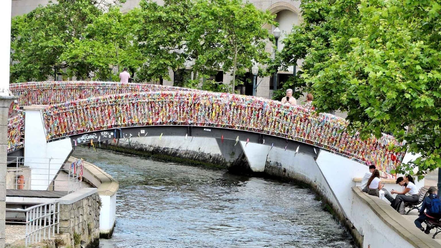 El Ponte dos Laços de Amizade de Aveiro cubierto de coloridas cintas de la amistad