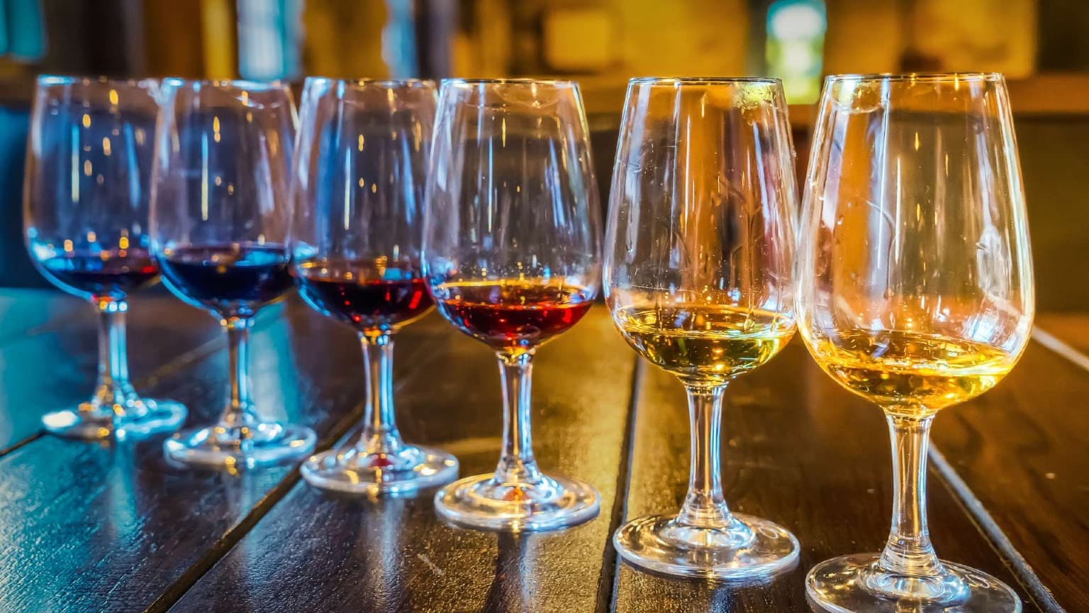Diferentes estilos de vino de Oporto, incluyendo blanco, rubí y tawny, servidos en copas de cata