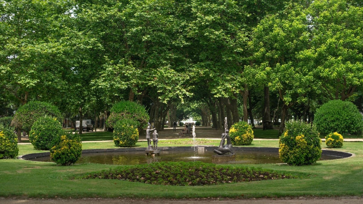 Vue paisible depuis les jardins du Passeio Alegre, un espace vert avant Foz do Douro, pendant le tour en vélo électrique à Porto