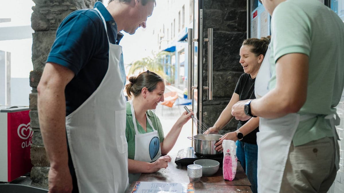 Aprende directamente de un chef local mientras dominas las técnicas que hay detrás de este emblemático pastel portugués