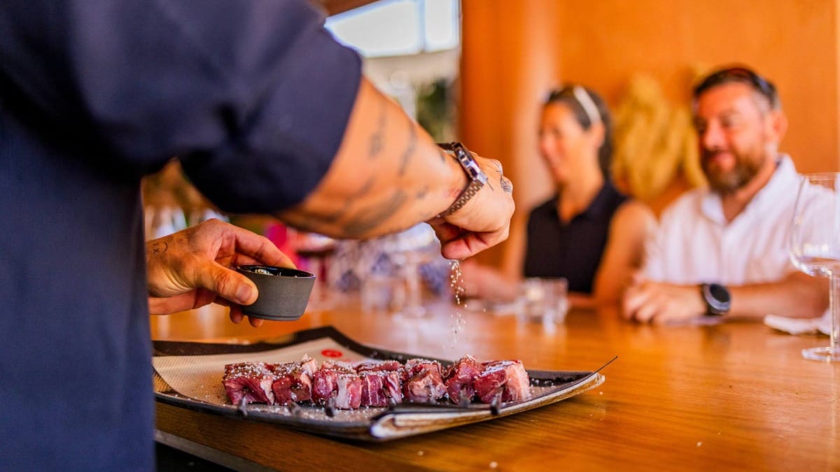 Observe cómo el chef transforma los ingredientes frescos en auténticos platos de Madeira