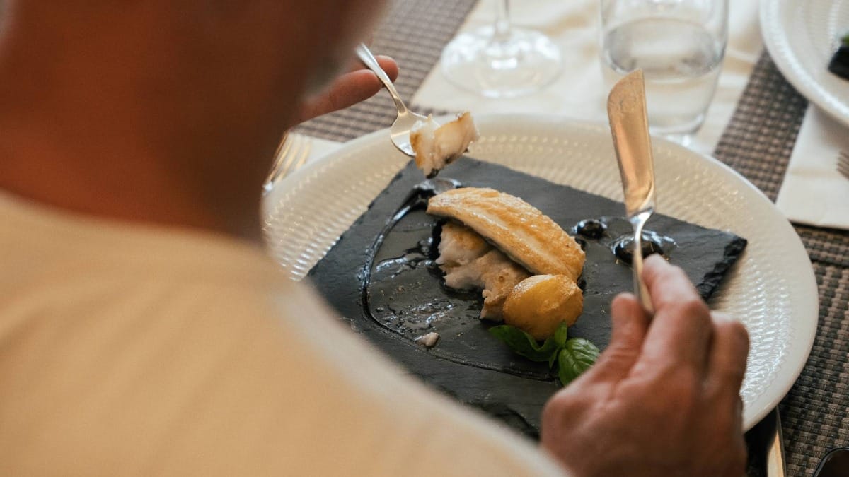 Disfrute de la frescura de Madeira con un refinado plato de pescado maridado con vinos locales seleccionados