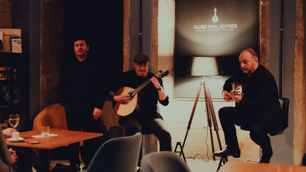 Bar à vin à Porto accueillant un concert de Fado live dans une ambiance intime