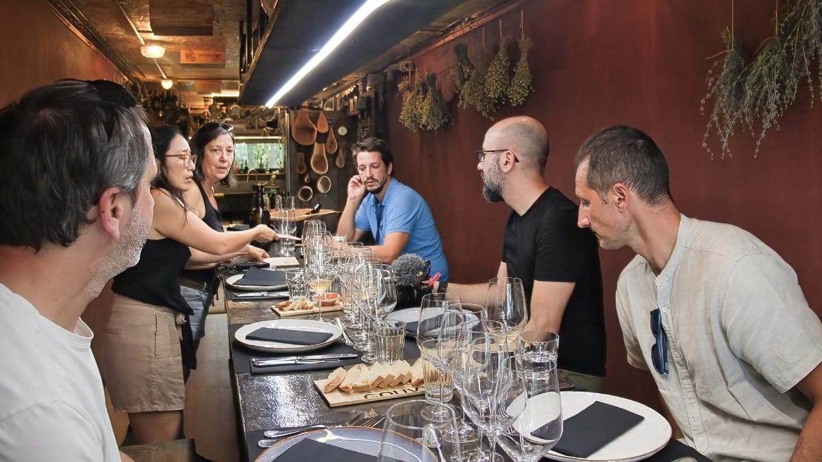 Experiencia de mesa compartida con vino, comida y buena compañía en el Duero