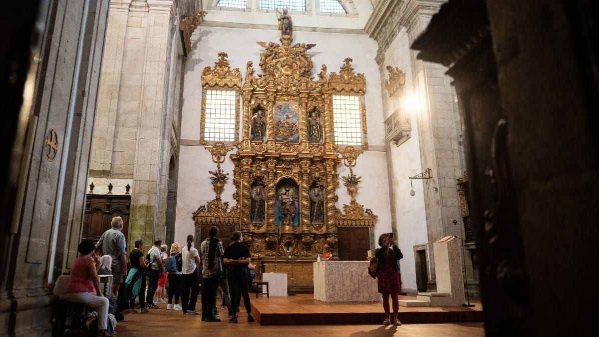Chapelle du monastère de São Bento à Porto, Portugal, lors d'une visite guidée du patrimoine historique